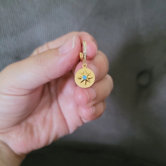 Kate Spade♠️ Gold💛 Star ⭐Medallion Huggie Hoop Earrings - Picture 15 of 16